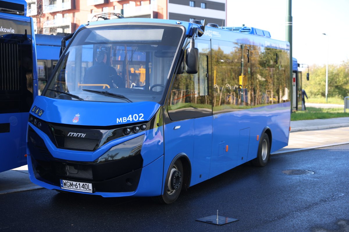 krakow_pl's tweet photo. #Krakow #autobusy #Mobilis  #NoweAutobusy  #RozkladJazdy
Nowe autobusy Mobilisa od soboty, 19 października będą woziły pasażerów komunikacji miejskiej. Zastąpią dotychczas kursujące, wysłużone pojazdy. W większości będą to autobusy nisko i zeroemisyjnie, zasilane sprężonym gazem ziemnym CNG lub elektrycznie. Wszystkie mają klimatyzację, inteligentne systemy bezpieczeństwa i są dostosowane do potrzeb osób z niepełnosprawnościami.
🚌https://t.co/LPFcqsslPS
