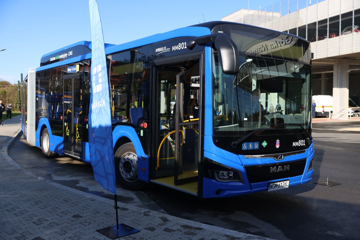 krakow_pl's tweet photo. #Krakow #autobusy #Mobilis  #NoweAutobusy  #RozkladJazdy
Nowe autobusy Mobilisa od soboty, 19 października będą woziły pasażerów komunikacji miejskiej. Zastąpią dotychczas kursujące, wysłużone pojazdy. W większości będą to autobusy nisko i zeroemisyjnie, zasilane sprężonym gazem ziemnym CNG lub elektrycznie. Wszystkie mają klimatyzację, inteligentne systemy bezpieczeństwa i są dostosowane do potrzeb osób z niepełnosprawnościami.
🚌https://t.co/LPFcqsslPS