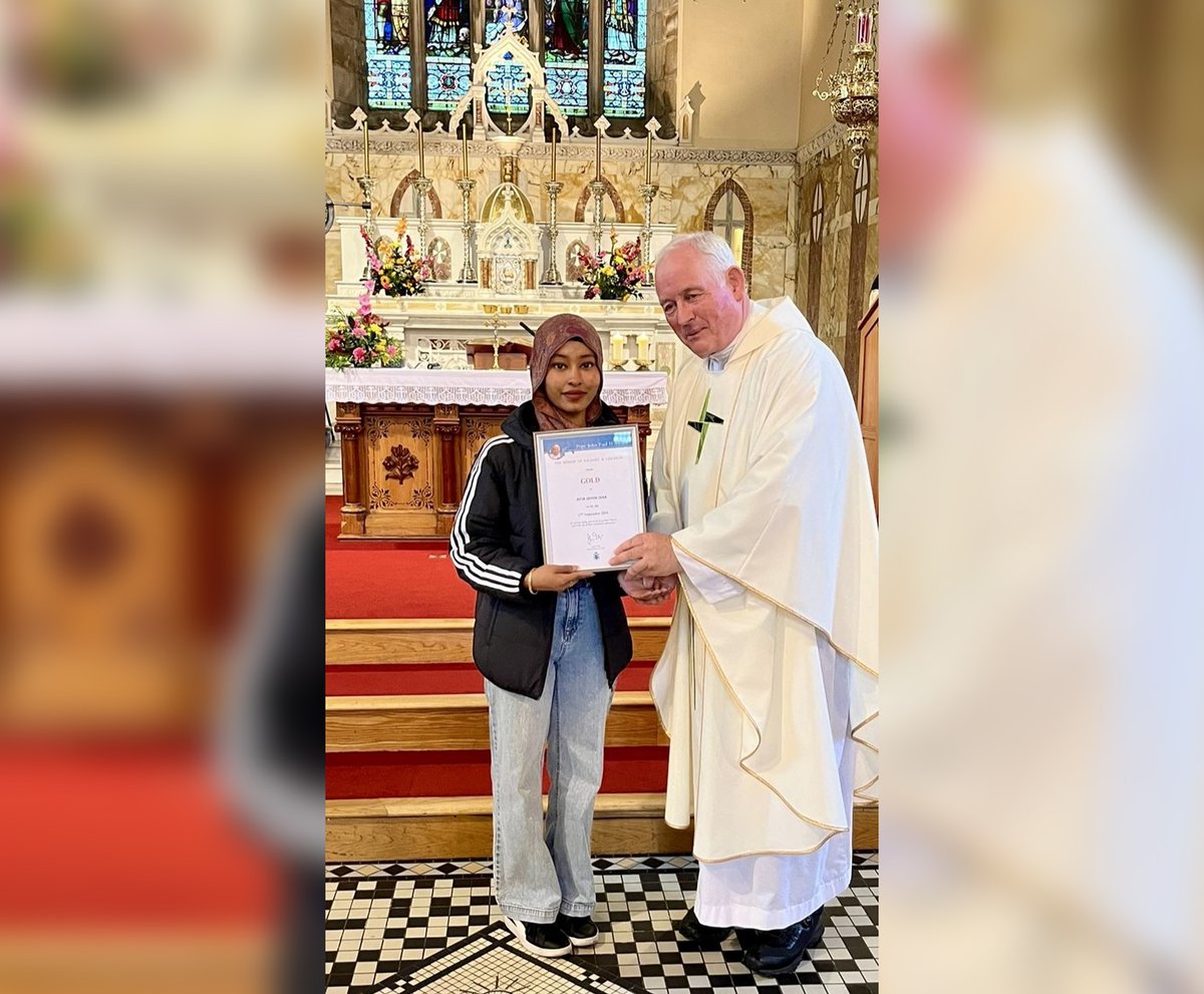 IrishCathNews's tweet photo. A Muslim girl Afia Jahin Isha, who is a student at St Leo’s College, a Mercy school in Co. Carlow, has been awarded a Gold Award during the Kildare and Leighlin Diocesan Pope John Paul II Award ceremony.
https://t.co/YwV5TH1LHa https://t.co/gxlUcLngVu