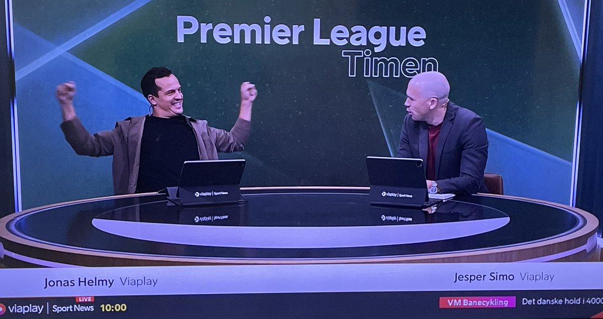 Verdens bedste start af et program nogensinde.  Ugens must see TV er de første 3 min. af Premier League timen på VSN. <a href="/JonasHelmy/">Jonas Skytte Helmy</a> ønsker <a href="/JesperSimo/">Jesper Simo</a> tillykke på smukkest vis #barkasse