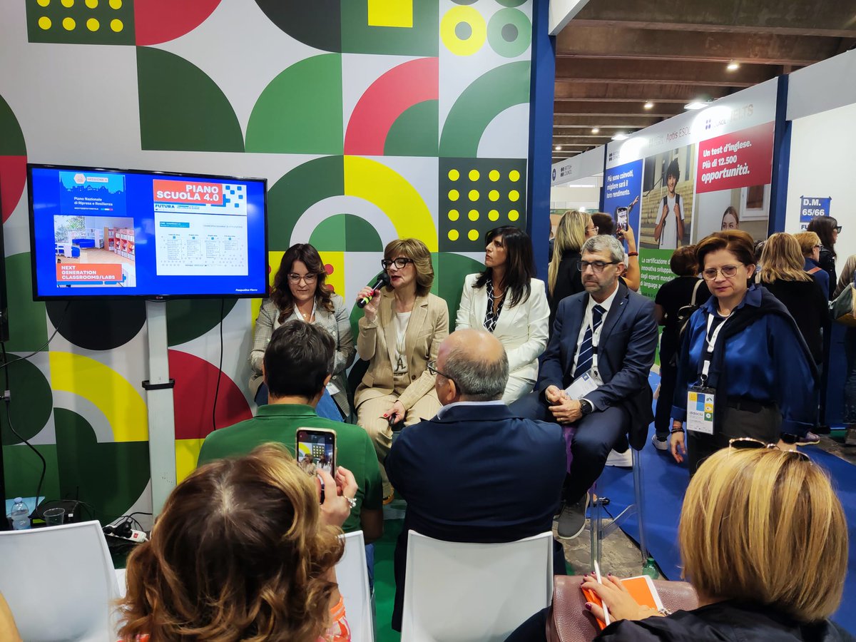 cislscuola's tweet image. Pasqualina Pierro, dirigente dell'ITET Statale "Gaetano Salvemini" di Molfetta, illustra come ha realizzato il progetto "Next Generation Classrooms Labs", finalizzato all'#inclusione di studentesse e studenti #disabili e alimentato con i fondi #PNRR. 
Stamattina nello stand T11