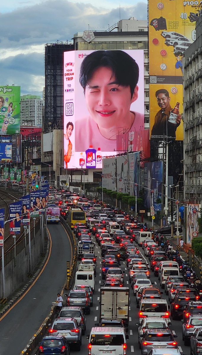 FanGrlAndsvntrs's tweet photo. Sometimes traffic is a good thing 😉 https://t.co/JICx09UVMF