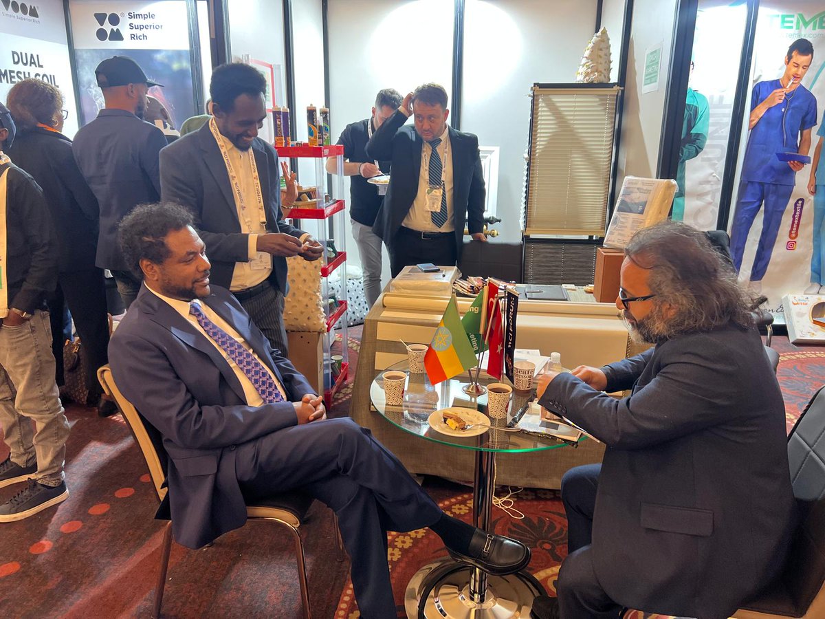 turkiyeetiyopya's tweet image. 🟩 Mr. Ahmet Çakır, Istanbul Representative of the Turkiye-#Ethiopia Friendship Platform and a member of the #WCI Forum Advisory Board, inaugurated the "Ravza Market" stand at the 11th WCI Forum. He provided valuable guidance to our #Ethiopian friends, facilitating cooperation