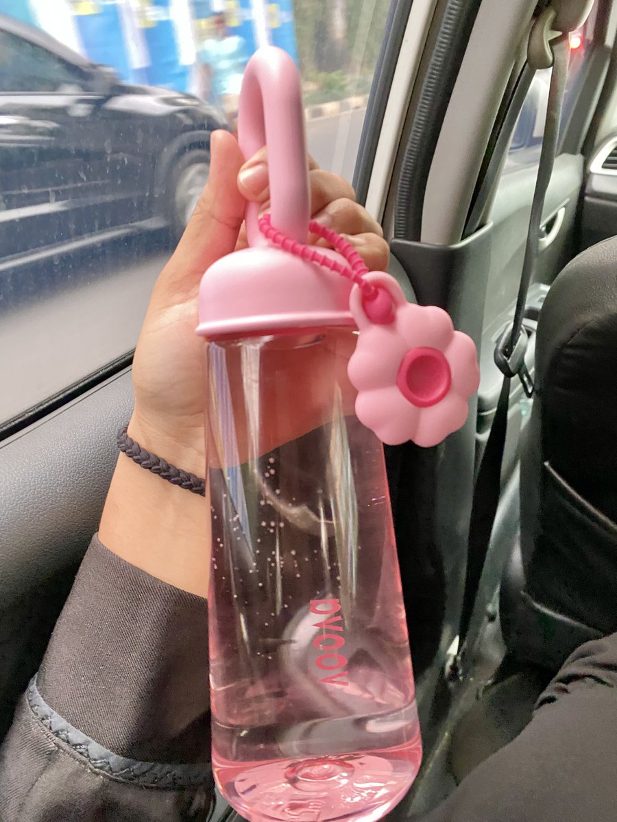sdfdaisy's tweet photo. Sumringah bgt botol minumku, jadi semangat menjalani hari, seberat apapun akan ku trabas😋🌸 https://t.co/f3iRWKOKZY