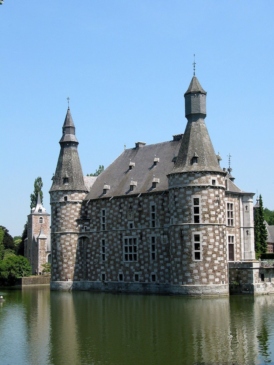dutchbuildings's tweet image. The "Castle of Jehay", located in #Amay (Liège), Belgium, features walls made of limestone and brown sandstone with distinctive towers. It was initially founded in the 11th century, though most of the structure dates back to the 16th century. The site originally housed a Celtic