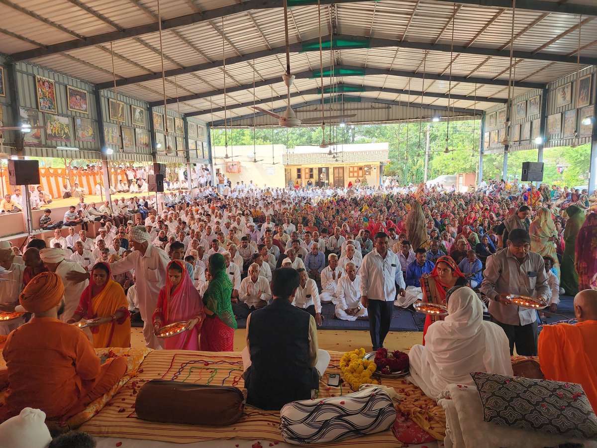 ખેરાલુ વિધાનસભાના સતલાસણા તાલુકામાં આવેલા યોગ વેદાંત આશ્રમ ભાલુસણા ખાતે શરદ પૂર્ણિમા મહોત્સવમાં ઉપસ્થિત રહેવાનું સૌભાગ્ય પ્રાપ્ત થયું. 

આ અવસરે સત્સંગનો લાભ લીધો તેમજ સંતો ની અમૃત વાણીનું શ્રવણ કરી, રાજીપો મેળવ્યો.