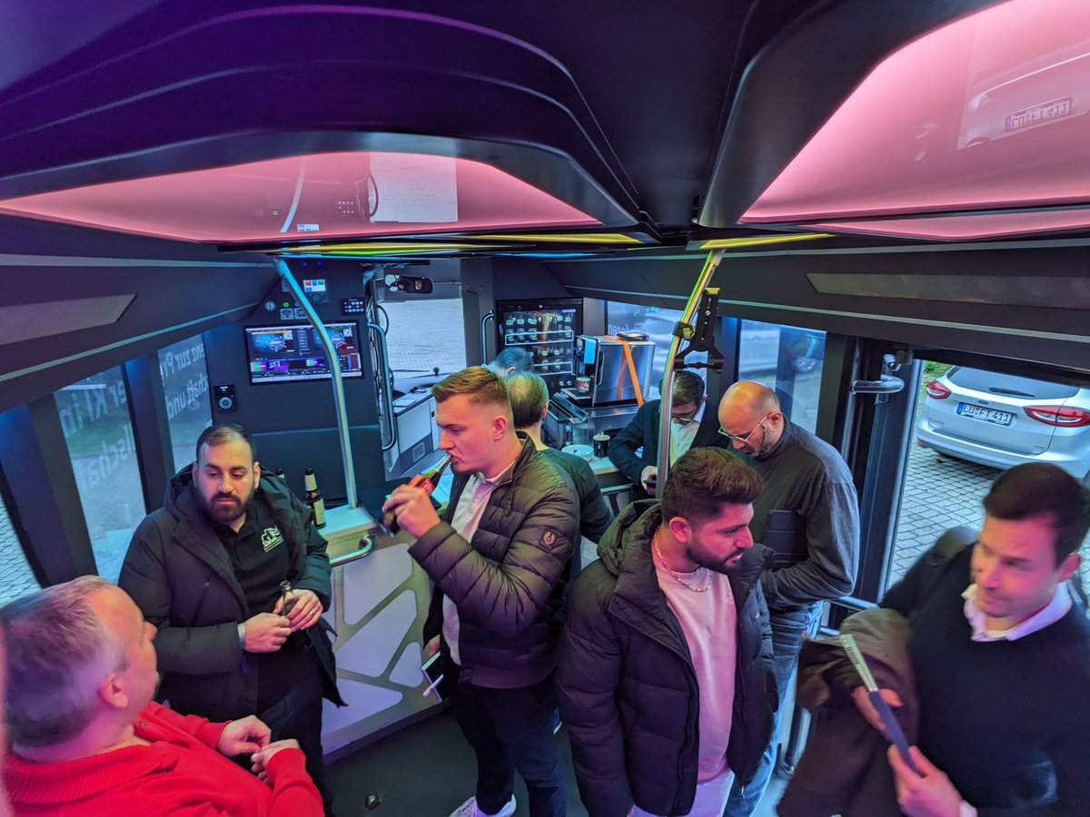 DOAGeV's tweet photo. Schön war's auch beim #KINavigator Roadshow Tourstopp in Ludwigshafen am 15. Oktober! Nach dem Impulsvortrag "KI in Organisationen nutzen" von Thomas Keßler wurden bei frisch gebackener Pizza und kühlen Drinks spannende Gespräche sowohl im als auch vor dem Bus fortgeführt. https://t.co/BNJEGCX7o6