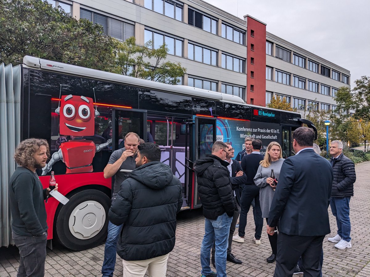 DOAGeV's tweet photo. Schön war's auch beim #KINavigator Roadshow Tourstopp in Ludwigshafen am 15. Oktober! Nach dem Impulsvortrag "KI in Organisationen nutzen" von Thomas Keßler wurden bei frisch gebackener Pizza und kühlen Drinks spannende Gespräche sowohl im als auch vor dem Bus fortgeführt. https://t.co/BNJEGCX7o6
