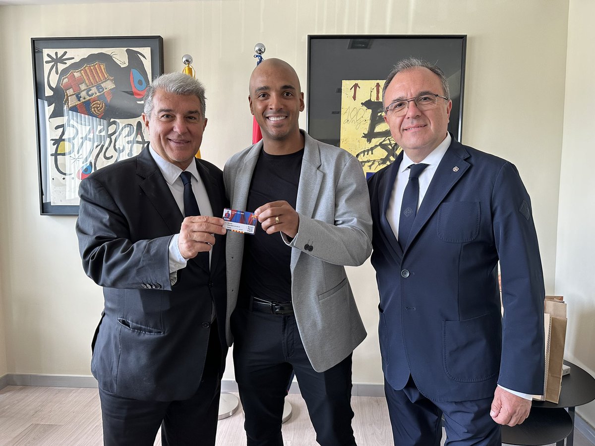 FCBfutbolsala's tweet photo. Ja tenim quatre socis més. Benvinguts Eric Martel, Fits, Touré i Khalid!
🤝 @JoanLaportaFCB @MasAureli https://t.co/jivAL4chsr