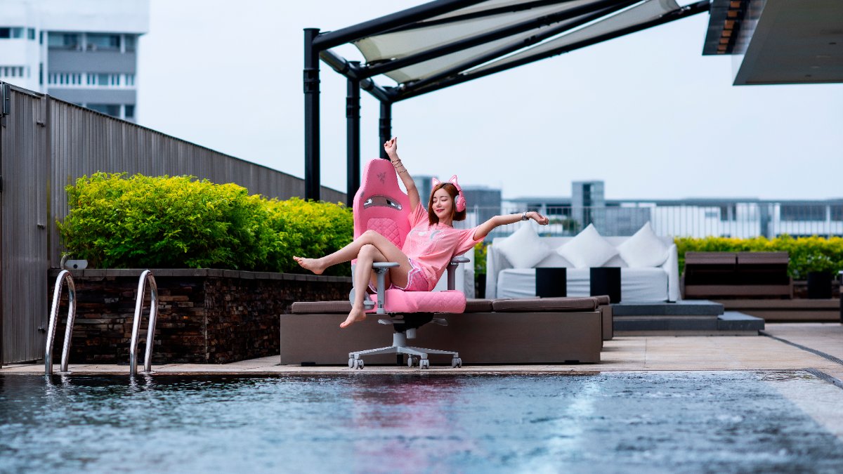 Razer's tweet photo. Catch @dj_soda_ looking pretty in pink, from the Kraken Kitty headset to the Razer Enki gaming chair. Discover your very own perfect Quartz party now: https://t.co/eSbHvdQrBR
#RazerChair #RazerHeadset https://t.co/iCoHraVTUP