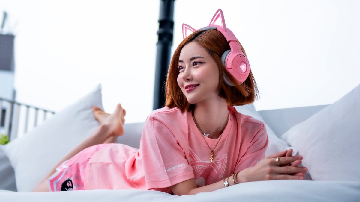 Razer's tweet photo. Catch @dj_soda_ looking pretty in pink, from the Kraken Kitty headset to the Razer Enki gaming chair. Discover your very own perfect Quartz party now: https://t.co/eSbHvdQrBR
#RazerChair #RazerHeadset https://t.co/iCoHraVTUP