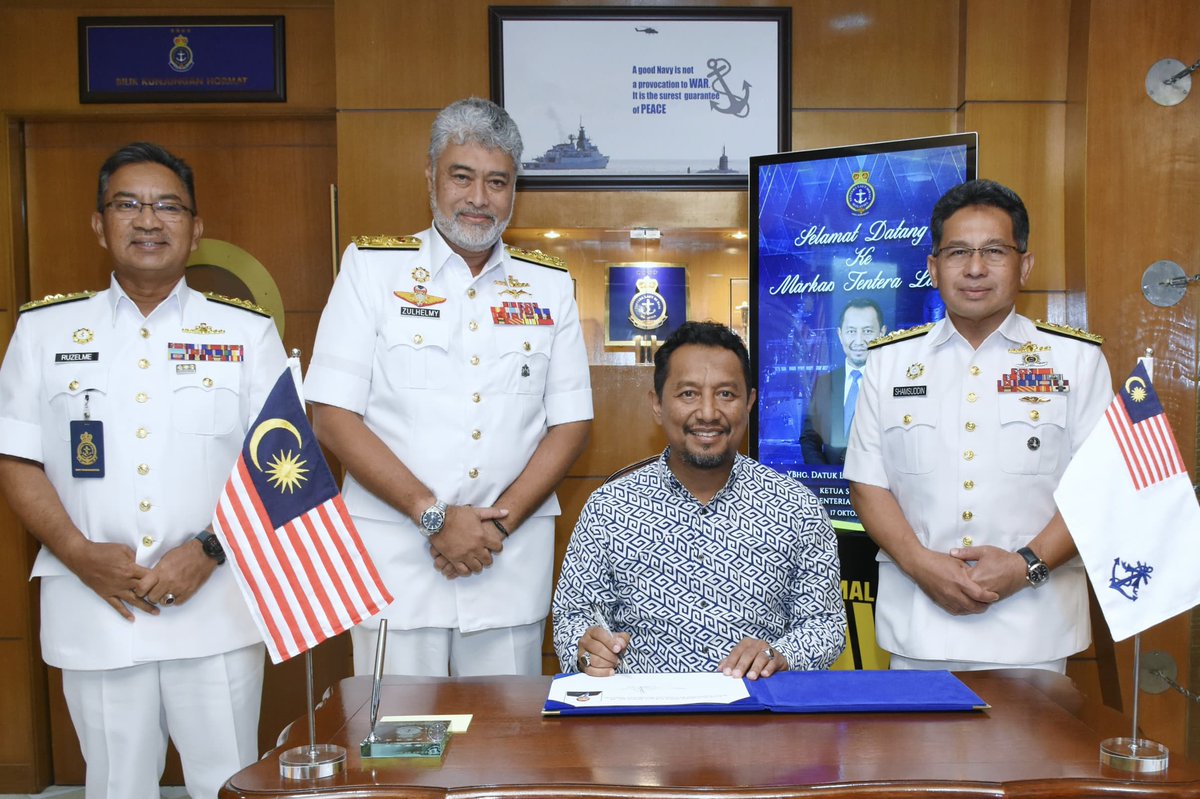 tldm_rasmi's tweet image. Panglima Tentera Laut, Laksamana Datuk Zulhelmy bin Ithnain telah berbesar hati  menerima kunjungan Ketua Setiausaha (KSU) Kementerian Pertahanan,  Datuk Lokman Hakim bin Ali hari ini.

Berita penuh: facebook.com/share/p/fUSvU3…
#NavyUpdate 
#MindefUpdate