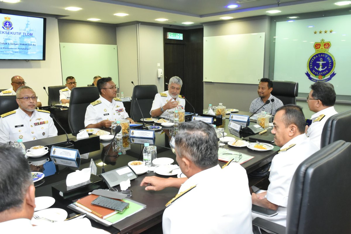 tldm_rasmi's tweet image. Panglima Tentera Laut, Laksamana Datuk Zulhelmy bin Ithnain telah berbesar hati  menerima kunjungan Ketua Setiausaha (KSU) Kementerian Pertahanan,  Datuk Lokman Hakim bin Ali hari ini.

Berita penuh: facebook.com/share/p/fUSvU3…
#NavyUpdate 
#MindefUpdate