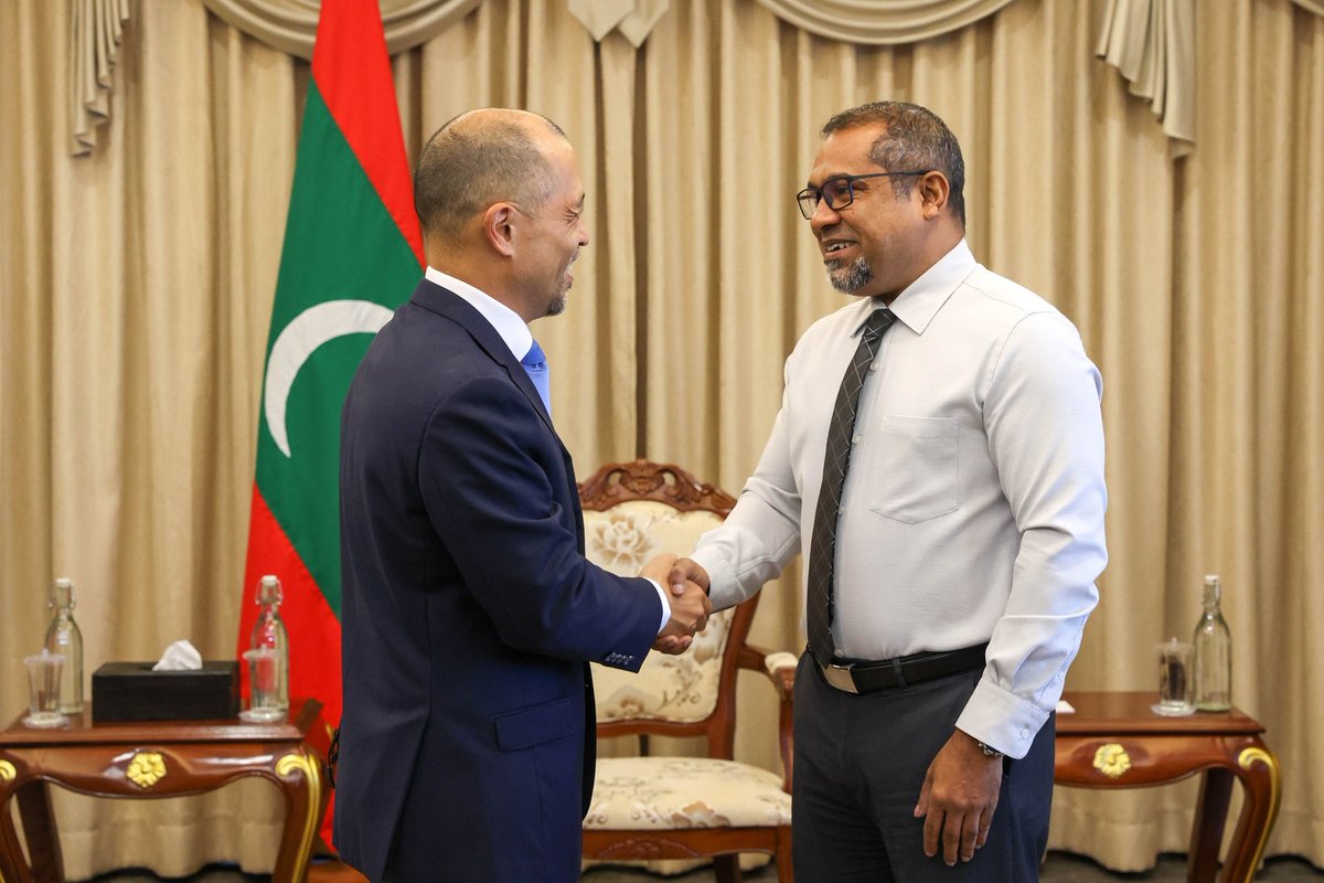 abkhaleel's tweet photo. Had an introductory meeting with US Amb. Hugo Yon, today. 

We discussed strengthening collaboration between our countries in areas of mutual interest. 

@USinMaldives https://t.co/bAdvLGppZI