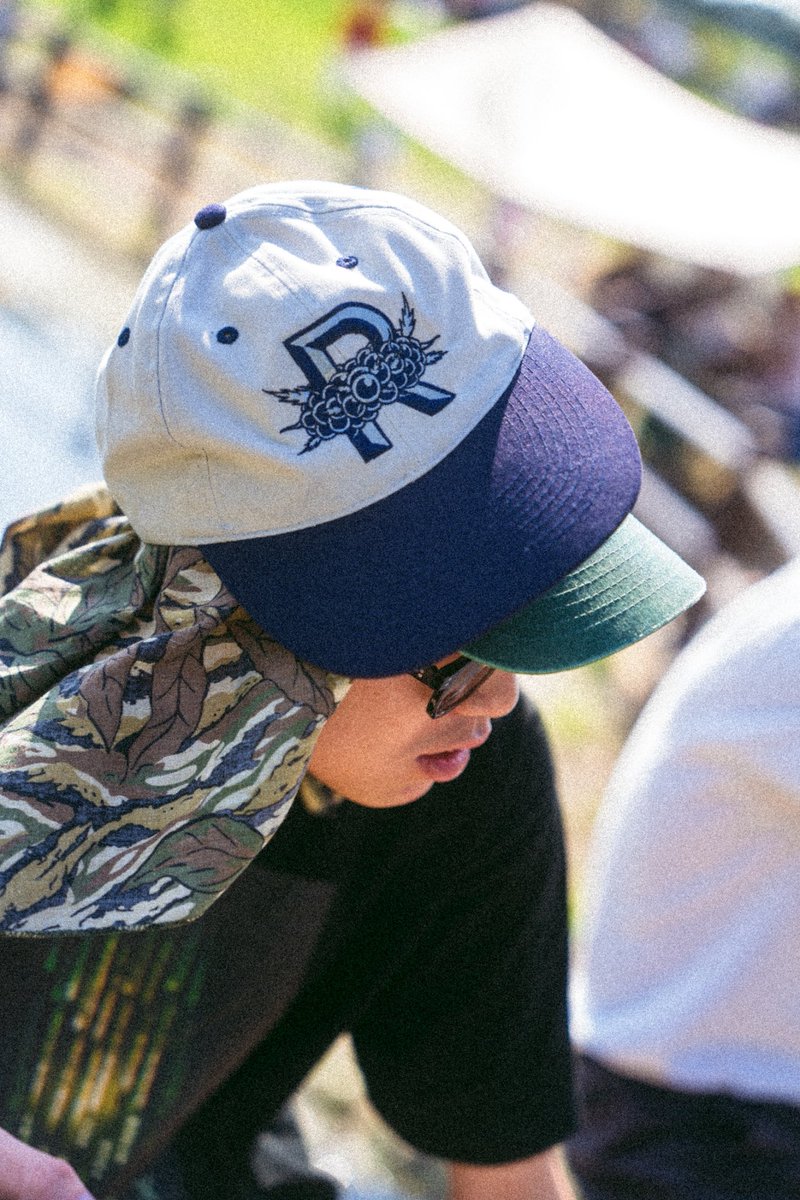 RepYourSelfより、ブランドの個性を体現するオリジナルCapが登場。
グラフィックデザイナーTANieeの手による緻密なボールペンアートワークを、立体感のある刺繍で忠実に再現。