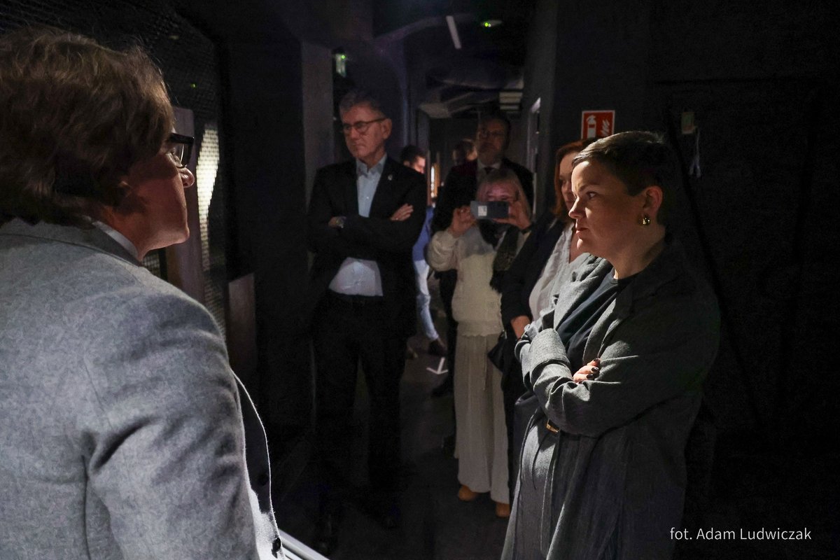 Miasto Białystok (@wbialystok) on Twitter photo Wiceministra <a href="/MartaCienkowska/">Marta Cienkowska</a> i Wicemarszałek Senatu RP <a href="/ZywnoMaciej/">Maciej Żywno</a> w <a href="/Muzeum_Weglowa/">Muzeum Pamięci Sybiru</a> na wystawie stałej upamiętniającej tragiczne losy zesłańców Sybiru. W wizycie uczestniczyli również z-cy prezydenta #Białystok: <a href="/elizzcyb/">Eliza Cybulko</a> i <a href="/rafalrudnicki/">Rafał Rudnicki</a>, którzy podkreślali znaczenie Muzeum. Wiceministra <a href="/MartaCienkowska/">Marta Cienkowska</a> i Wicemarszałek Senatu RP <a href="/ZywnoMaciej/">Maciej Żywno</a> w <a href="/Muzeum_Weglowa/">Muzeum Pamięci Sybiru</a> na wystawie stałej upamiętniającej tragiczne losy zesłańców Sybiru. W wizycie uczestniczyli również z-cy prezydenta #Białystok: <a href="/elizzcyb/">Eliza Cybulko</a> i <a href="/rafalrudnicki/">Rafał Rudnicki</a>, którzy podkreślali znaczenie Muzeum.