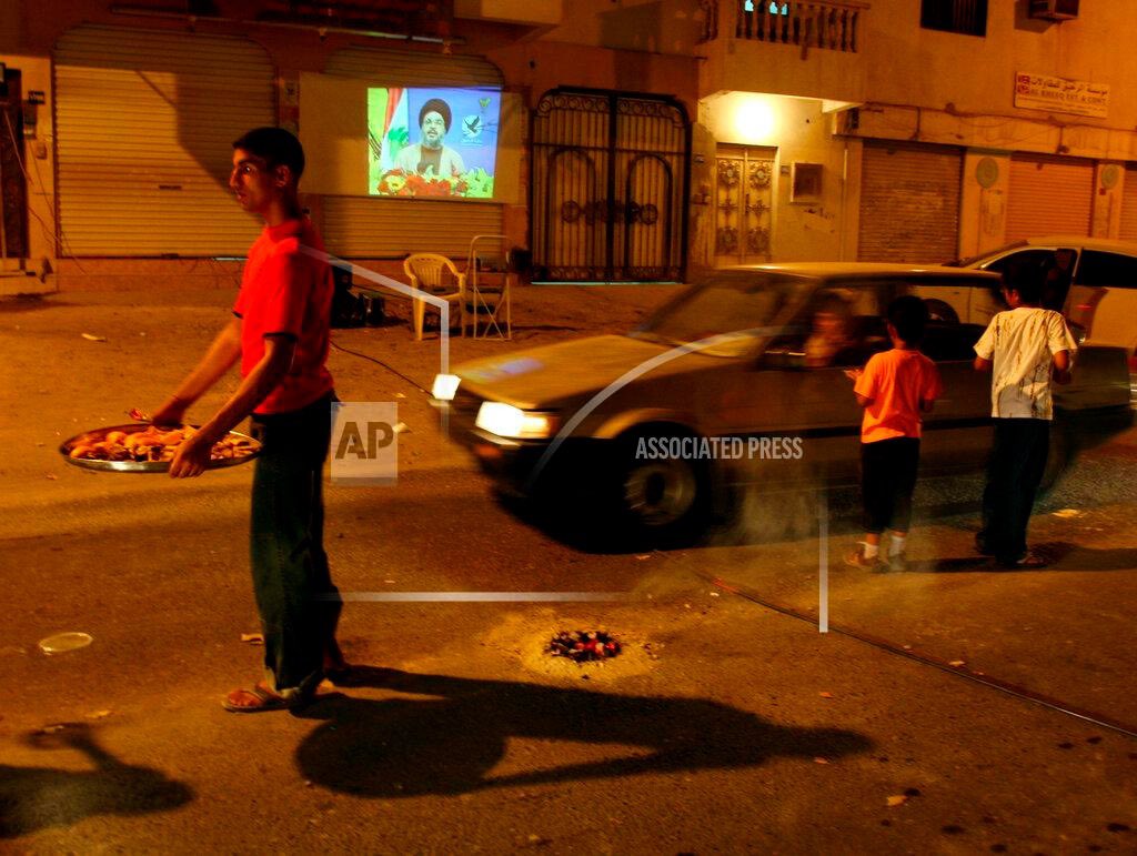 قرية كرزكان - البحرين | يوليو 2008

في شوارع #كرزكان، يظهر السيد حسن نصر الله على شاشة عرض بينما يقوم بحرينيون بتوزيع الحلوى. يتمتع #حزب_الله بدعم كبير بين البحرينيين الذين احتفلوا بإطلاق سراح خمسة لبنانيين كانوا مسجونين في #إسرائيل ضمن صفقة تبادل أعادت رفات جنديين إسرائيليين.