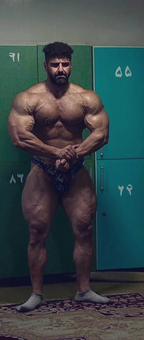 MiddleGiants's tweet photo. Hot alpha handsome iranian bodybuilder with huge pecs &amp; biceps &amp; trunk quads displaying his massive muscles 2 . Pure hotness &amp; manliness 🔥🔥 #muscle #muscleworship #hothunk #massivebodybuilder #bigmuscles #menarehot #MuscleStud #massivechest #pecs #hotpecs https://t.co/X3S7dPAInO