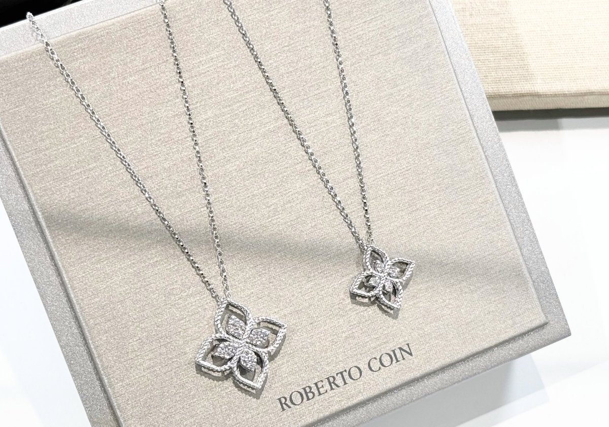 人気のプリンセスフラワー ドバイシリーズ、今ならペンダントは2サイズ付け比べていただけます😊  くり抜きデザインは合わせる服のカラーによって印象が変わるため、様々なコーディネートをお楽しみいただけます👗 ぜひ店頭でお試しください✨  #ROBERTOCOIN #大丸神戸