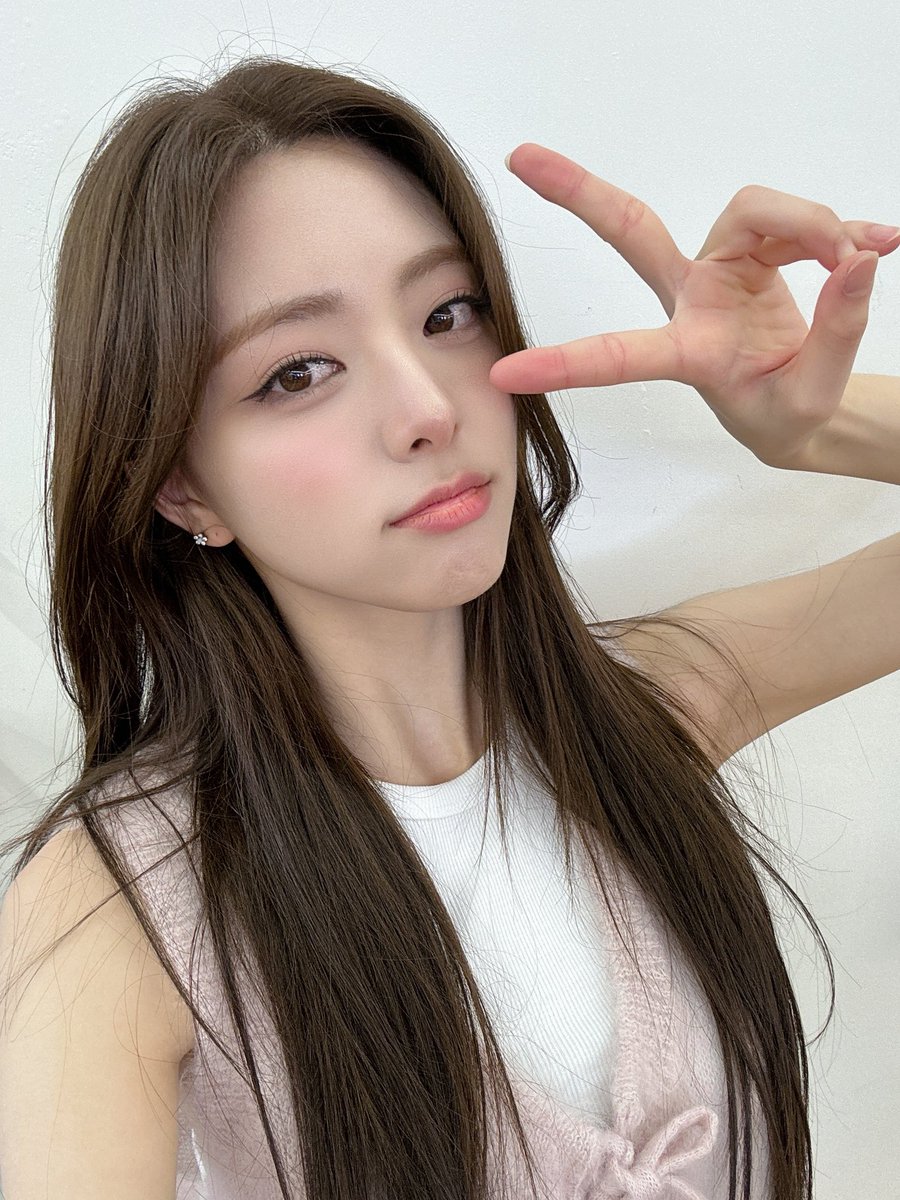 [ #재친구 ]
#김재중 선배님과의 Glorious Day✨
지금 바로 확인하세요! 💛

🎬 youtu.be/gQtGpbHAbK0

#ITZY #MIDZY <a href="/ITZYofficial/">ITZY</a>
#CHAERYEONG #채령 #YUNA #유나 #ITZY_GOLD
#Jaejoong #Jaefriends
<a href="/jaefriends_twt/">재친구</a>