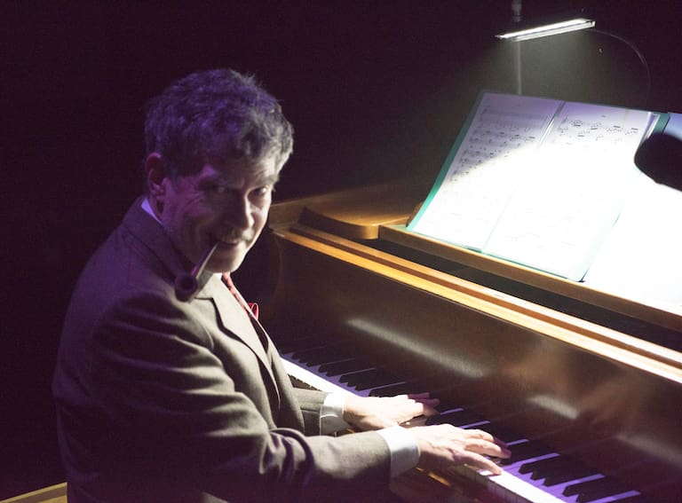 Axel Krygier, el melodista que transformó la historia de su familia en un happening delirante y lo presenta en el Colón dlvr.it/TFR47w