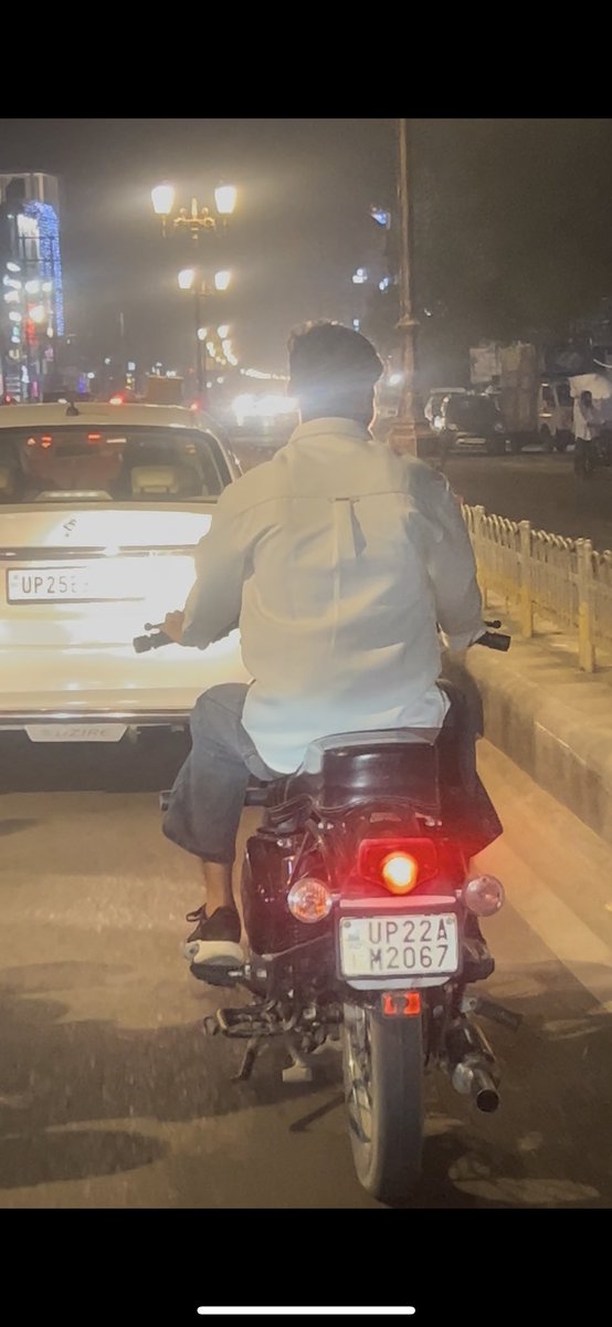 ARBABSID's tweet photo. यह वीडियो रामपुर के शौकत अली रोड पर एक लड़के का है, जो अपनी रॉयल एनफील्ड बुलेट बाइक से पटाखे मार रहा है। इससे जनता परेशान हो रही है और उसकी बाइक में आग लगने का भी खतरा है। कृपया इस पर कार्रवाई करें। @Uppolice @uptrafficpolice @rampurpolice https://t.co/dB2aV8fTaG
