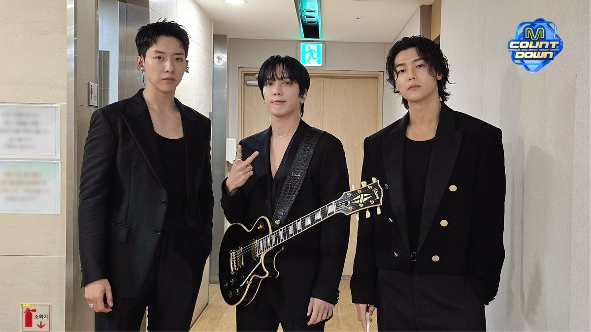 장담해요 그리운 건 그대들이 분명합니다!! 
이렇게 오랜만에 오면 어떡해요!!
오랜만에 봐도 여전한 비주얼의 ✨원조 꽃미남 밴드✨ 
닉값 제대로 하는 리얼 밴드맨들 덕분에 감성에 빠져... 🍃
추억에 빠져... 🫠
사랑에 빠져...💖
#CNBLUE #씨엔블루 
#그리운건_그대일까_그때일까