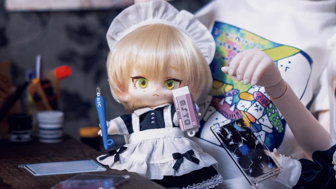 ちいぺにさんついにメイドになれたので、コミックス作業を張り切って手伝ってくれるのはいいのですが……賑やかな作業場です。#みなみなみ服 