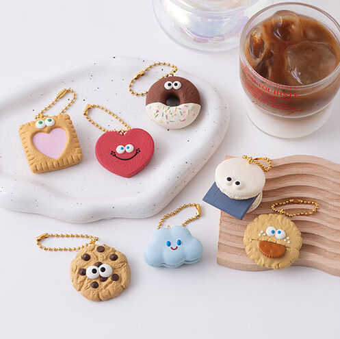 clipnotebook's tweet photo. 11月発売のガチャガチャ。
こぐまいたんカフェ ミニチュアチャームコレクション🍩

かわいい…！

🔻 全7種・300円
https://t.co/z06UrSBKry https://t.co/rN6FtJyo0n