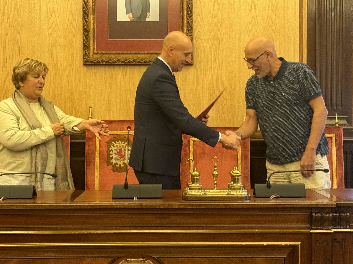 El alcalde de #LeónEsp, José Antonio Diez <a href="/JADIEZLEON/">JADiez / ❤️ 🦁</a>, ha recibido a un grupo de profesores de Francia, Alemania, Grecia, Chipre, Turquía, Letonia, Polonia y León del proyecto The healthier I eat, the better I learn (Erasmus KA220) desarrollado en el colegio La Anunciata.