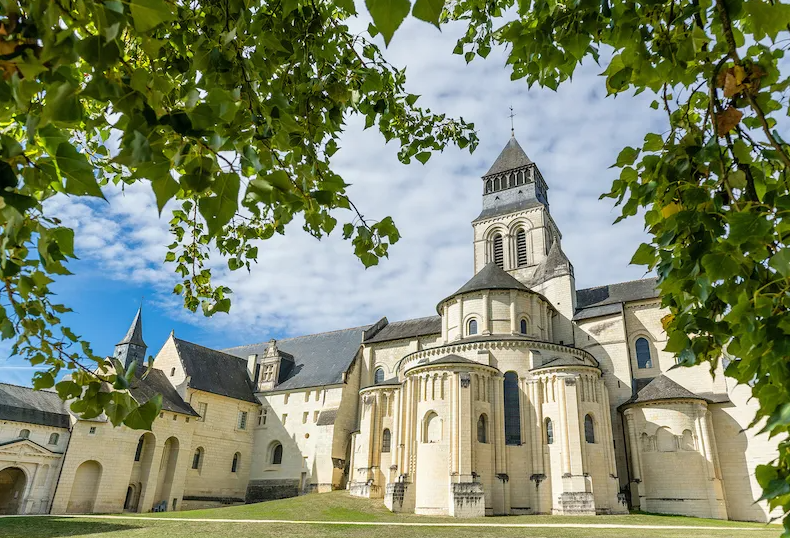 Ecoledeschartes's tweet photo. «#Fontevraud : #patrimoine et #création contemporaine» : table ronde sur l’histoire culturelle de l’Abbaye Royale de @fontevraud. Avec @jack_lang, Cl. Mollard, J.-P. Raynaud, N. Dupont, animée par @m_bubenicek, le sam. 26 oct. 10h à l’École. Inscription ➡ https://t.co/grfqbCT2ic https://t.co/YzTwF3xywN