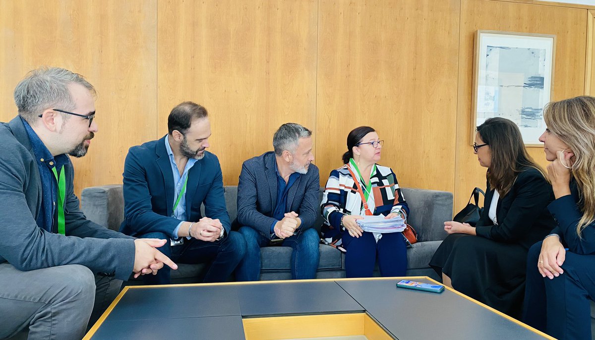 psoedesevilla's tweet photo. Nuestr@s parlamentari@s se han reunido  con la alcaldesa de Marchena, María del Mar Romero, para exigirle a la Junta que cumpla con su obligación de financiar el 50% de las obras de eliminación del paso a nivel de Marchena, ya que la otra mitad corre a cargo de @Adif_es https://t.co/X88Mlo4Nix
