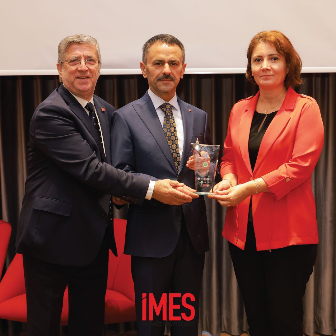 imeskariyer's tweet photo. Kocaeli Valisi Sn. İlhami ŞAHİN paydaşlarımıza ve sponsorlarımıza plaketlerini takdim etti.Tüm süreç boyunca yanımızda olan paydaşlarımıza ve sponsorlarımza minnetarız.

#imeskariyergünleri #imeskariyer #sanayidegeleceğiyakala #kocaeliistihdam https://t.co/o5FQQtPpmd