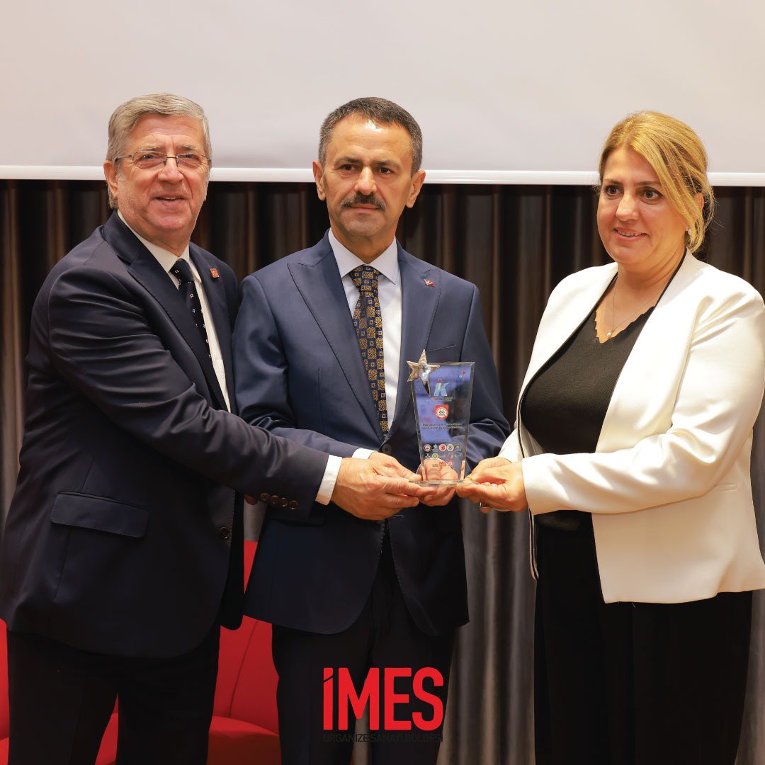 imeskariyer's tweet photo. Kocaeli Valisi Sn. İlhami ŞAHİN paydaşlarımıza ve sponsorlarımıza plaketlerini takdim etti.Tüm süreç boyunca yanımızda olan paydaşlarımıza ve sponsorlarımza minnetarız.

#imeskariyergünleri #imeskariyer #sanayidegeleceğiyakala #kocaeliistihdam https://t.co/o5FQQtPpmd