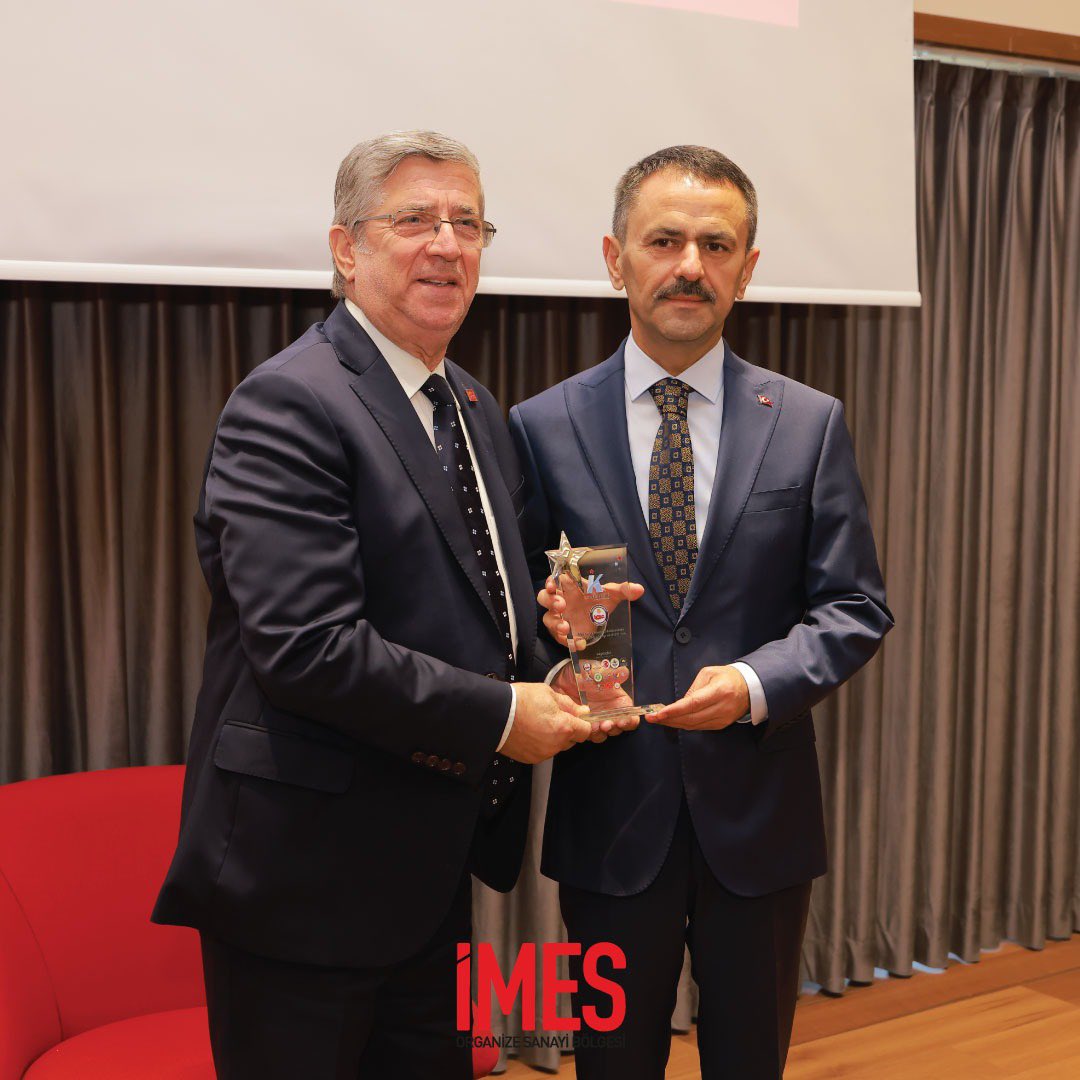 imeskariyer's tweet photo. Kocaeli Valisi Sn. İlhami ŞAHİN paydaşlarımıza ve sponsorlarımıza plaketlerini takdim etti.Tüm süreç boyunca yanımızda olan paydaşlarımıza ve sponsorlarımza minnetarız.

#imeskariyergünleri #imeskariyer #sanayidegeleceğiyakala #kocaeliistihdam https://t.co/o5FQQtPpmd