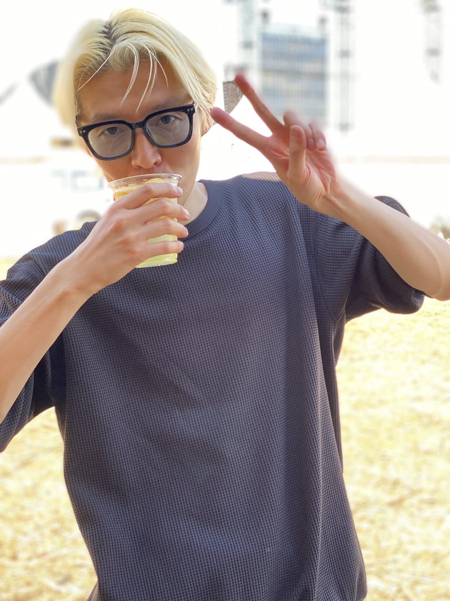 Shin5star's tweet photo. この前のフェス
TOKYO ISLAND 2024の時のテレフォンズノブくん
この日トップバッターでめちゃくちゃ盛り上がってた！
出演後のケータリングエリアで一休憩
かっこよっ
#thetelephones
#nobu くん

おつかれさんです！！ https://t.co/NFgRzlIEHb