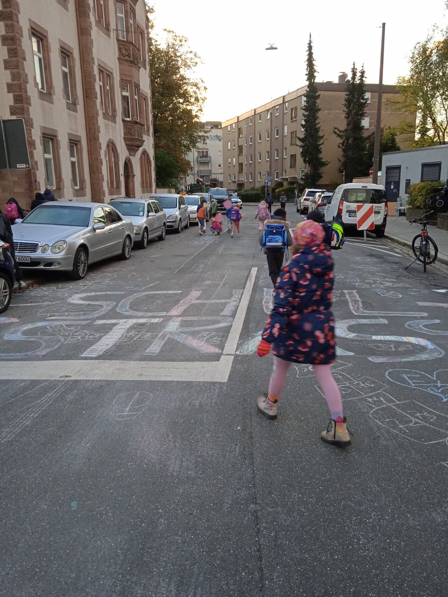 Tag 4 der Schulstraßendemo in #Nürnberg 
Schulstraßen machen den Schulweg sicherer, indem sie Autos dort fernhalten, wo es besonders gefährlich wird. Fuß- und Radverkehr können passieren, Autos werden ferngehalten, die berüchtigten Elterntaxen verteilen sich besser im Umfeld