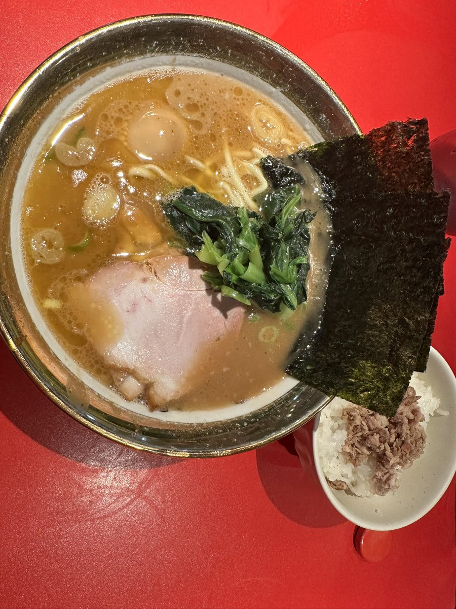 厚木屋🍜
家系ラーメンの総本山、生みの親である吉村家の直系店！
豚骨醤油強めで美味しかった！😁

#ラーメン厚木屋
#神奈川県厚木市