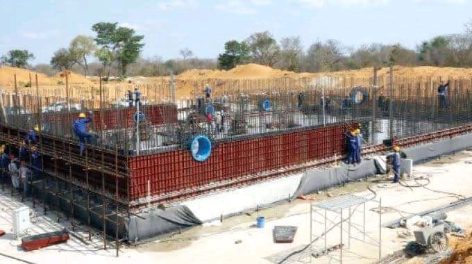 ChambatiLevison's tweet photo. Construction of the huge water booster pump stations at Lake Gwayi-Tshangani in Matabeleland North province has breathed new life into the project which aims to provide a permanent solution to Bulawayo's water crisis.
#EDWORKS
#EDelivers
#VoteZANUPF
@Chiefcts https://t.co/tZkaa45hPk