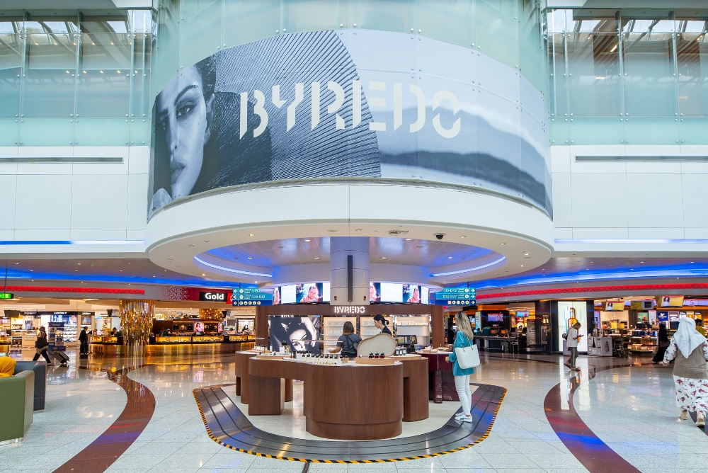 Byredo launches first travel retail pop-up in Dubai International Airport: The pop-up’s design features the brand’s signature minimalist aesthetic, intended to ensure the structure stands out within the busy terminal. 

In partnership with Dubai Duty… dlvr.it/TFR65V