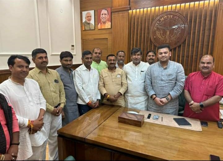 आदरणीय वेसिक शिक्षामंत्री, 
🙏🙏🙏
महोदय आप दादा जी के पौत्र थे हम शिक्षामित्र परिवार और बच्चों में अपार खुशी थी कि इस बार दीपावली पर बच्चों के लिए नये कपड़े और
समान खरीदा जायेगा। लेकिन आप ने अपने दादा जी के #शिक्षामित्रों की पीड़ा को नही
समझे 😭 आज कुछ बोलो आप 
<a href="/thisissanjubjp/">Sandeep Singh</a>