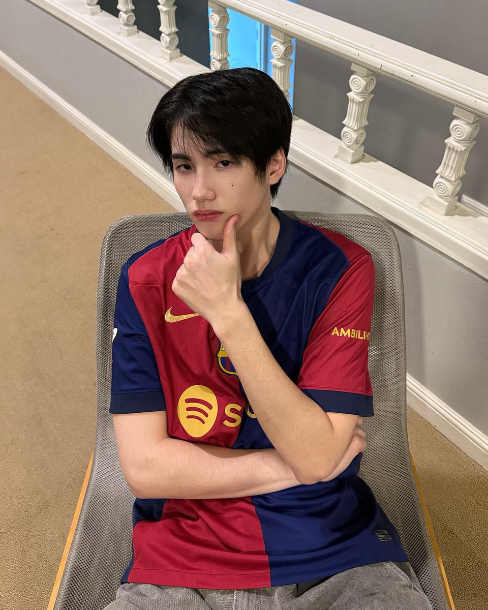 replayvacation's tweet photo. โลกสองใบของภูธัชชัย https://t.co/XyYCMWARX1