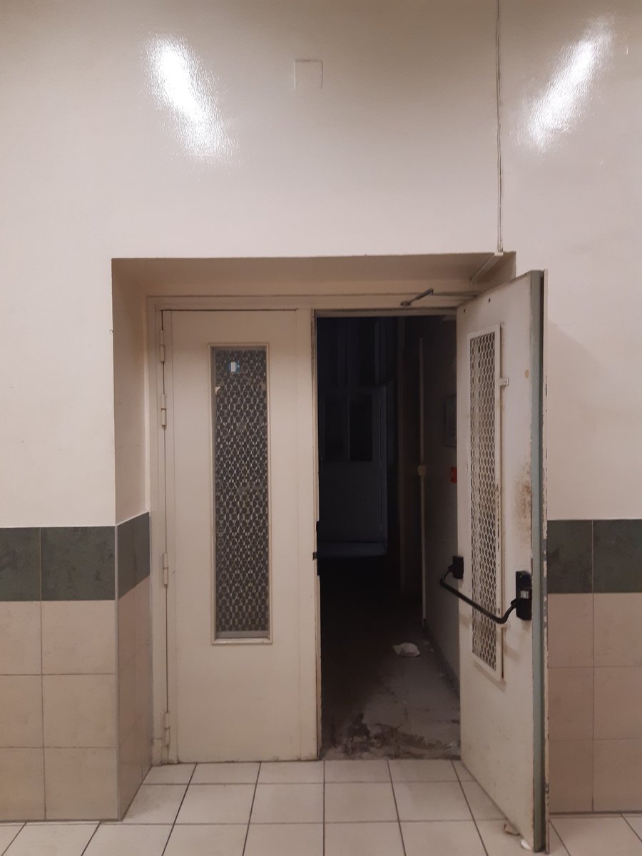 BellesEtPur3s's tweet photo. ⬇️ Thread ⬇️

L'aile ABANDONNÉE au beau milieu de ma fac de médecine (ils ont fermé une des portes c'est déjà ça) https://t.co/OpNb0SCmt1