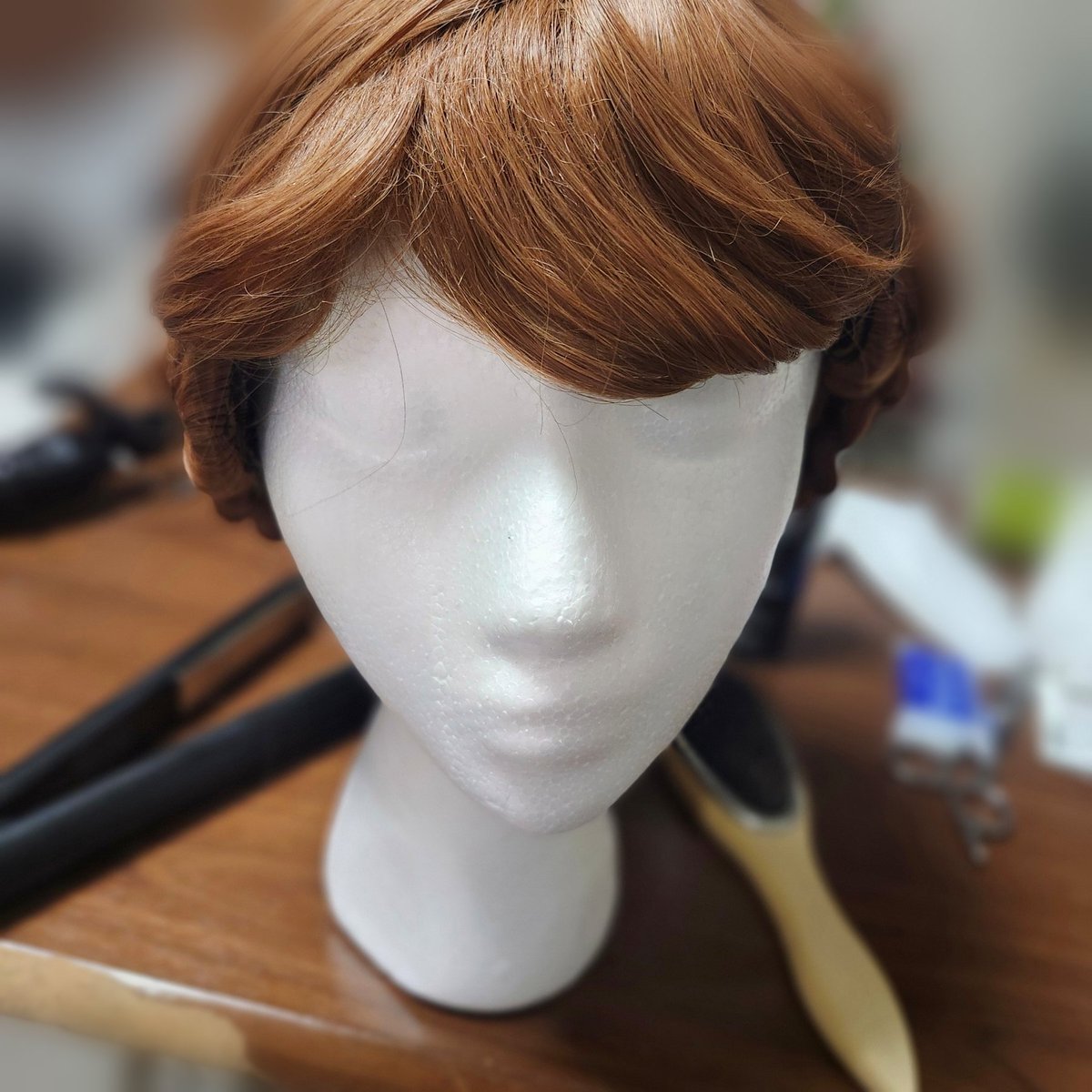 0824_asami's tweet photo. 自分のと人のとで計3つウィッグと戦ってるんだけれどアナの前髪のセットがボサボサで納得いく訳もないけど前日どうせホテルでやり直すことになるからもうやめてあとは数日後の自分に任せることにした🗿
#Dハロ https://t.co/MbADY3d5YT