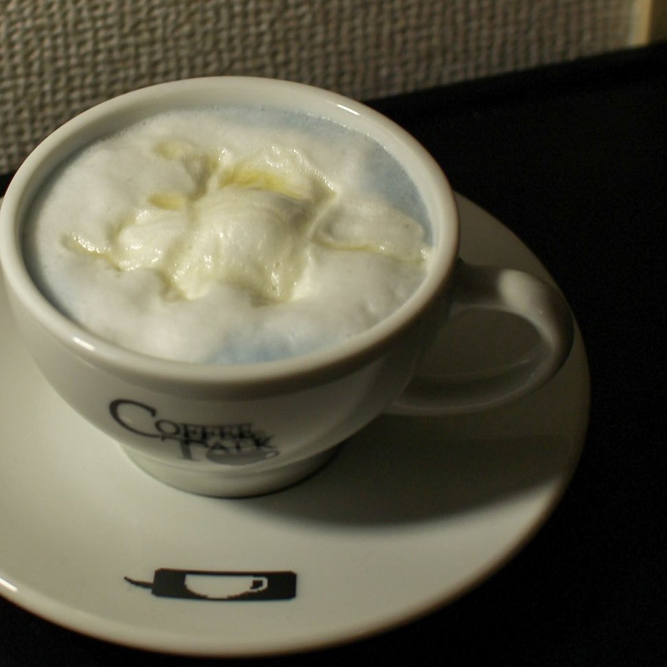 shogo19152393's tweet photo. リベンジ
#ドリーミンブルー by #coffeetalk
ブルーピー→ミルク→はちみつ
「夢見る一杯のラテをどうぞ」
#コーヒートーク
#coffee_talk
#coffeetalkgame
#コーヒートーク2
#coffeetalk2
#bluepea
#butterflypea
#coffeetalkepsode2
#見て見てらでんちゃん
#バタフライピーティー https://t.co/cnCtJCeYuG