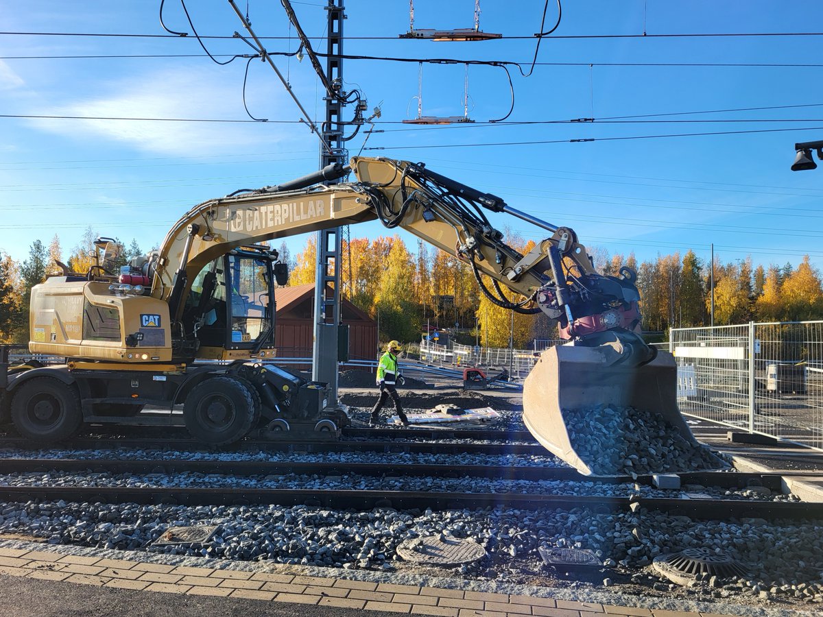 treratikka's tweet photo. Terveisiä Näsisaaresta! 👋

Saaressa kiskot ovat jo paikoillaan, ja nyt tehdään mm. asfaltointeja, loppuja sähköratatöitä sekä siltojen viimeistelyjä. Valmista tulee loppusyksyllä! 🙌

#Raitiotieallianssi #TampereenRatikka #osa2 #Näsisaari #Tampere https://t.co/EQ9e7fRke9