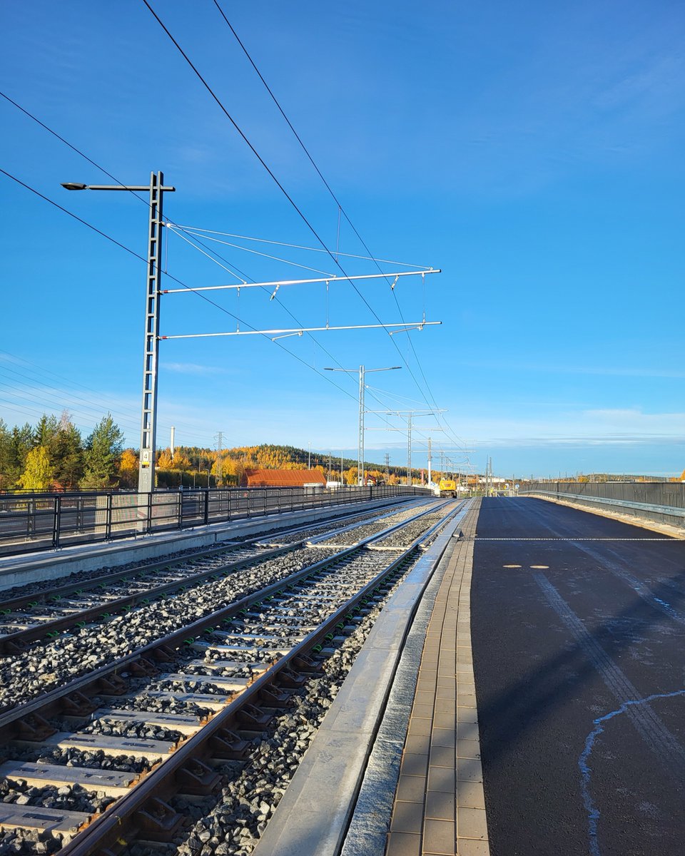 treratikka's tweet photo. Terveisiä Näsisaaresta! 👋

Saaressa kiskot ovat jo paikoillaan, ja nyt tehdään mm. asfaltointeja, loppuja sähköratatöitä sekä siltojen viimeistelyjä. Valmista tulee loppusyksyllä! 🙌

#Raitiotieallianssi #TampereenRatikka #osa2 #Näsisaari #Tampere https://t.co/EQ9e7fRke9