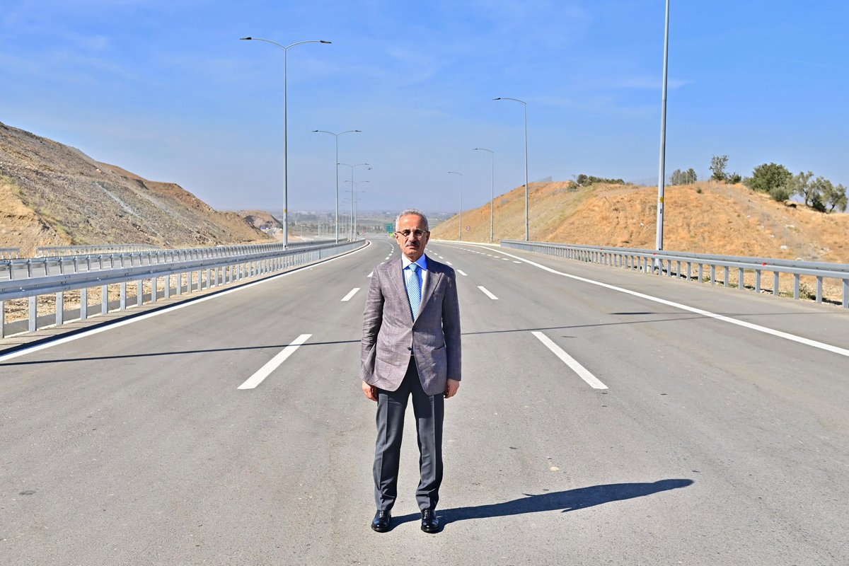 📍 Aydın

163 km’lik uzunluğu ve modern altyapısıyla Ege Bölgesi’nin ulaşım haritasını yeniden çizen Aydın-Denizli Otoyolu trafiğe açılış etkinliğini gerçekleştirdik. 

Aydın Çevre Yolu’ndan başlayıp Kuyucak Kavşağı’nda son bulan 70 km’lik kesimi trafiğe açtık .

⏱️Turizm başta