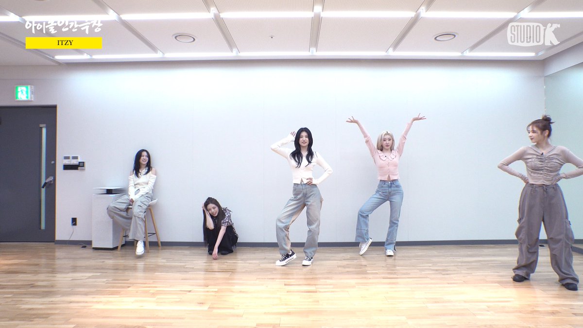 idolhumandocu's tweet photo. 🗣️: 이거 진짜 편집해 주시면 안 돼요?
또다시 돌아온 막둥이 수난 시대🤭

토요일(10/19) 9pm 최초 공개💖

@ITZYofficial

#ITZY #있지
#ITZY_GOLD
#아이돌인간극장 https://t.co/b3IrwLteLo