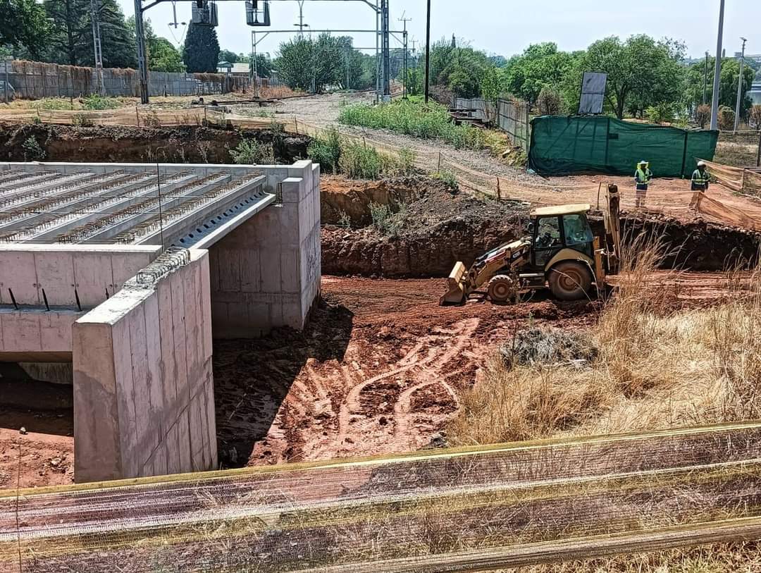 ANC_EKU_OFFICIA's tweet image. MMC for Roads and Transport Planning, Cllr Andile Mngwevu, alongside PRASA officials, visited the site of the Gas Truck explosion from Dec 24, 2022. The reconstruction of the bridge is ongoing to speed up the restoration of the railway line &amp;amp; road. #InfrastructureRecovery